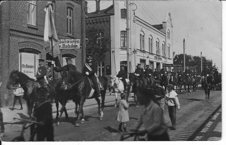 003-4. Ringreiter ziehen durch Westerland ca. 1914.jpg.medium.jpeg
