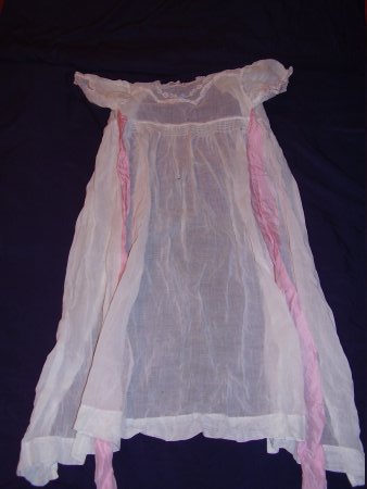019-20. Taufkleid um 1915.jpg.medium.jpeg